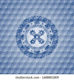 Mechaniksymbol in blauem Hexagon-Emblem.