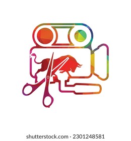 Cámara de medios y tijeras y imagen de cámara de vídeo vectorial de cámara de vídeo con icono de toro.