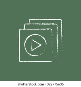 Jugador de medios dibujado con tiza en un icono blanco vectorial de pizarra aislado en un fondo verde.