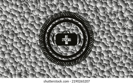 icono de maletín médico dentro de un emblema oscuro realista con fondo de burbujas. Ilustración vectorial. Detallado. 