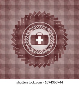 ícono de maletín médico dentro del emblema rojo o placa con fondo de patrón poligonal geométrico abstracto. Sin inconveniente. 