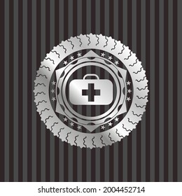 Medizinisches Briefkasten-Symbol in silbernem Emblem. 
