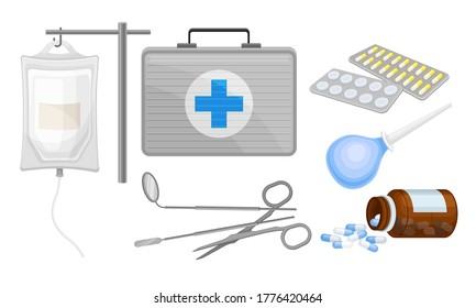 Medizinprodukte aus der Erste-Hilfe-Box mit Pillen in Blisterpackungen und Gummispritzen