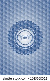 icono de hierba medicinal dentro de la placa azul con fondo geométrico.