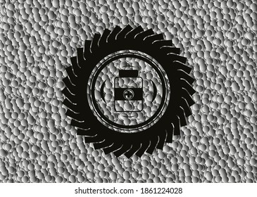 icono de la botella de medicina dentro del emblema oscuro con fondo de burbujas grises. Ilustración vectorial. Detallado. 