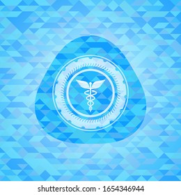 icono de medicina dentro del emblema de mosaico azul claro realista