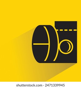 comprimido de medicina con sombra sobre fondo amarillo