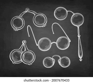 Espectáculos medievales plegables, pince-nez, lorgnette y anteojos redondos. Esbozo de alk sobre fondo de pizarra. Ilustración vectorial dibujada a mano. Estilo retro. Dibujo de trazo de estilo vintage.