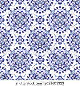 Padrão sem emenda azul-mediterrânico branco. Design de mosaico étnico, tradicional português, italiano, motivos espanhóis. Ornamento floral para azulejos têxteis ou cerâmicos domésticos. Ilustração vetorial
