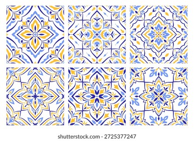 Conjunto de baldosas de cerámica mediterránea. Patrones sin costuras de color amarillo azul, sin fondo. Ornamentos tradicionales españoles, sicilianos, portugueses, italianos. Motivos étnicos florales, diseños cuadrados de mosaico. Vector