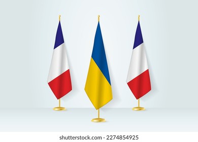 Konzept der Begegnung zwischen der Ukraine und Frankreich. Flaggen auf einem Flaggenstand.