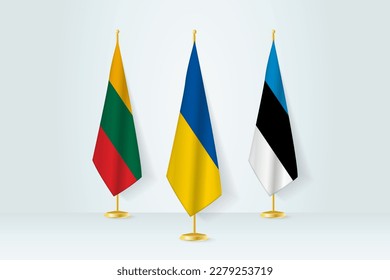 Concepto de reunión entre Ucrania, Lituania y Estonia. Banderas en un puesto de bandera.