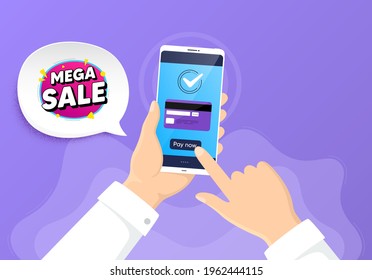Gran burbuja de venta. Pagar con tarjeta de crédito por teléfono. Forma de pancarta de descuento. Icono de etiqueta de cupón. Tarjeta de mega venta. Pago en línea con tarjeta de crédito. Mano con smartphone. Vector
