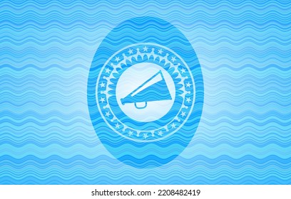icono del megáfono dentro del emblema de la ola de agua azul claro. 