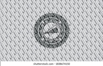 icono megáfono dentro del emblema de color plateado. Patrón de escalas. Ilustración vectorial. Detallado. 