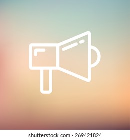 Línea delgada del icono Megáfono para la web y el diseño móvil, minimalista moderno y plano. Icono blanco vectorial en el fondo de malla gradiente.