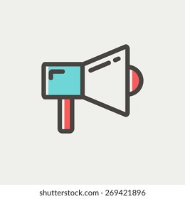 Línea delgada del icono Megáfono para la web y el diseño móvil, minimalista moderno y plano. Icono del vector con contorno gris oscuro y color de desplazamiento en fondo gris claro.