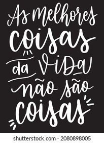 As melhores coisas da vida nao sao coisas - 
The best things in life are not things - Hand lettering portuguese poster black white brush print