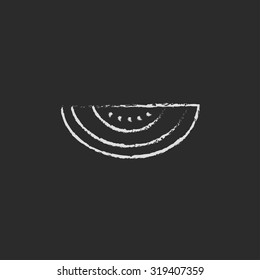 Mano de melón dibujada con tiza sobre un icono blanco vectorial de pizarra aislado en un fondo negro.