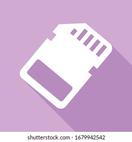 Speicherkartenzeichen. Weißes Symbol mit langem Schatten auf violettem Hintergrund. Illustration.