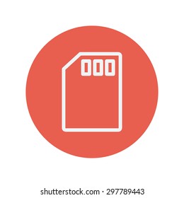 Ícone de linha fina de cartão de memória para design plano minimalista móvel e Web. Ícone branco vetorial dentro do círculo vermelho.