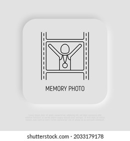 Foto de memoria de maratón. Corredora con las manos levantadas y medalla de oro. Icono de línea delgada. Ilustración vectorial moderna.