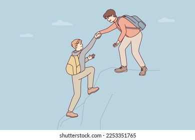 Los hombres escaladores con mochilas escalan altas montañas ayudándose mutuamente a superar difíciles secciones de roca. El tipo extiende la mano al camarada que está teniendo dificultades para conquistar nuevos picos. Diseño vectorial plano 