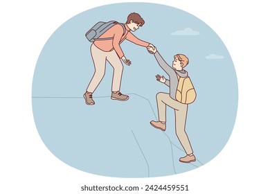 Los hombres escaladores con mochilas escalan alta montaña ayudándose unos a otros a superar secciones difíciles de la roca. El tipo extiende la mano al camarada que tiene dificultad para conquistar nuevos picos. Diseño vectorial plano