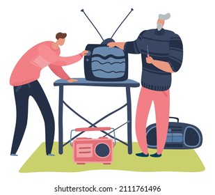Hombres mirando electrónica vieja. Comercio de dispositivos de cosecha