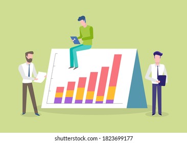Hombres que trabajan con tableta, informe de retención de gerentes, éxito del trabajo en equipo, colegas que sostienen papel y dispositivo inalámbrico, tablero con vectores de columnas en alza