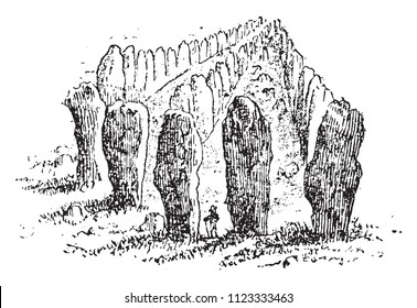 Menhirs alignés par Carnac, illustration vintage gravée. De la création naturelle et des êtres vivants.
