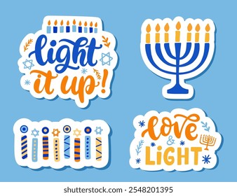 Menorah Hanukkah etiqueta engomada conjunto. Colección de Elementos de diseño elegantes de vacaciones judías. Enciéndelo. Flyer, póster, diseño de invitación. Ilustración vectorial