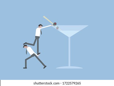 Noche masculina dos hombres tratando de llegar a un gran cóctel martini 
