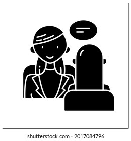 Icono de glifo de mentor. Comunicación, ayuda y asesoramiento para el desarrollo de habilidades profesionales. Discurso de motivación. Concepto de trabajo correcto.Signo plano relleno. Ilustración vectorial de silueta aislada
