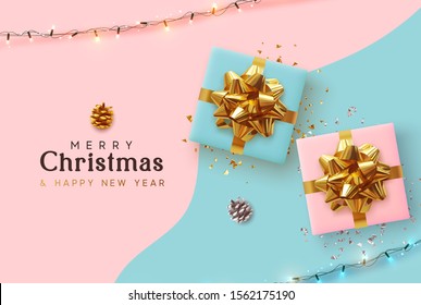 Feliz Navidad y Feliz Año Nuevo. Fondo de Navidad con cajas realistas de regalo rosas y azules, alegre y brillante garland, banner de Navidad, afiche, tarjeta de felicitación. Folleto del folleto publicitario. color suave