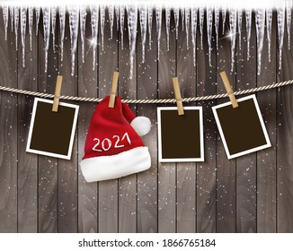 Frohe Weihnachten und Neujahr Feiertage mit Fotos und einem Weihnachtsmütze mit 2021 am Seil. Vektorgrafik.