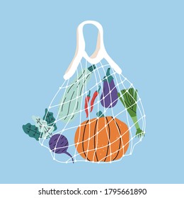 Bolsa de malla con verduras en un fondo azul. Cero desperdicio. Bolsa ecológica con varios productos saludables. Diversas verduras frescas en una bolsa de reciclaje. Concepto de estilo de vida sano y vegetarianismo sin plástico