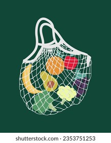 Mesh Öko-Sack voll von Obst und Gemüse (Traube, Orange, Apfel, Banane, Broccoli, Avocado). Moderne Einkaufstasche mit frischen Bio-Lebensmitteln vom lokalen Markt einzeln auf grünem Hintergrund.