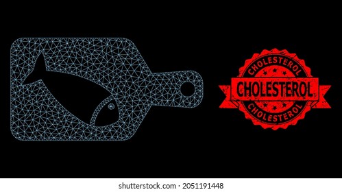 Tablero de pescado de red de malla sobre fondo negro y sello de cinta rasgada con Cholesterol. El sello rojo incluye la leyenda del colesterol dentro de la cinta.