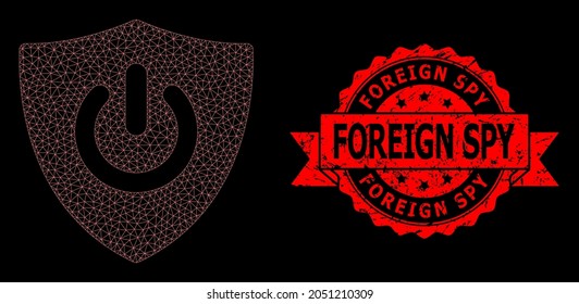 El escudo de la red de malla se apaga sobre un fondo negro y el sello texturizado de la cinta espía extranjera. El sello rojo tiene la etiqueta Espía Extranjero dentro de la cinta. Modelo vectorial creado a partir del icono de apagado de escudo con malla.