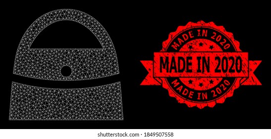 Bolsa de compras de la red de malla sobre fondo negro, y Made en 2020 texturizada cinta sellada. El sello rojo incluye la leyenda "Hecho en 2020" dentro de la cinta.
