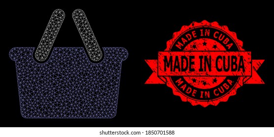 Bolsa de compras de la red de malla en un fondo negro, y Made in Cuba rayó la marca de sellado de cinta adhesiva. La foca roja contiene la leyenda "Hecho en Cuba" dentro de la cinta.