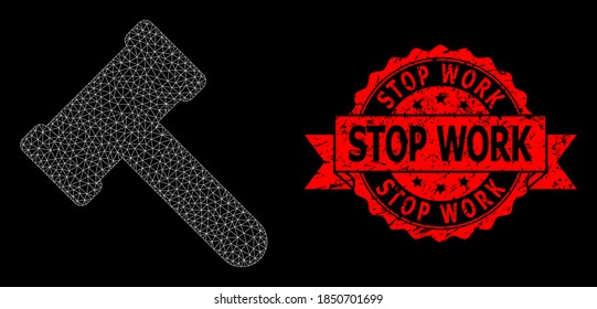 Martillo poligonal de malla sobre un fondo negro y sello de sello de cinta corroido Stop Work. El sello rojo contiene el texto Stop Work dentro de la cinta.