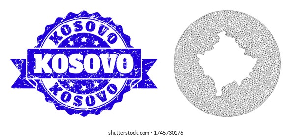 Mapa de vectores de malla de Kosovo con foca rayada. El mapa triangular de la red de Kosovo es un agujero en un círculo. Sello de sello azul redondeado y rayado con cinta.