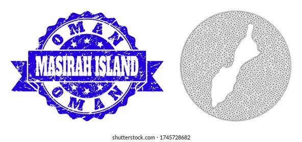 Mapa vectorial de malla de la isla de Masirah con foca gruesa. Mapa de malla triangular de la isla Masirah es un agujero en un círculo. Sello de sello de sellado redondo azul con cinta.
