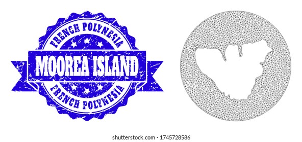 Mesh Vektorkarte von Moorea Island mit gekratzten Stempeln. Dreieckige Maschenkarte von Moorea Island ist Schablonen in einem Kreis. Blauer, abgerundeter Stempel mit Band.