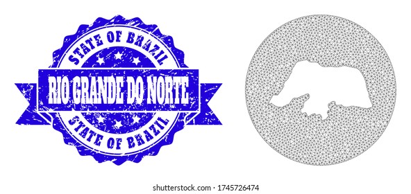 Mesh Vektorkarte von Rio Grande do Norte Staat mit kratzten Siegel Stempel. Dreieckige Maschenkarte des Rio Grande do Norte State ist eine runde Form von Schablonen. Blaues Rosett kratzte Robbe mit Band.