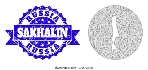 Mapa vectorial de malla de la isla de Sakhalin con estampado de grunge. El mapa triangular de malla de la isla Sakhalin es un agujero en forma redonda. El timbre redondo azul tiene cinta adhesiva.