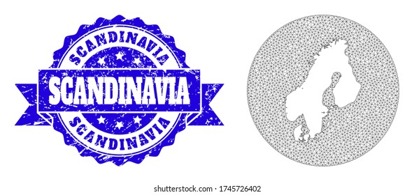 Mapa vectorial de malla de Escandinavia con marca de agua rayada. El mapa triangular de malla de Escandinavia se invierte en forma redonda. Marca de agua texturada de rosette azul con cinta.