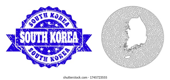 Mapa vectorial de malla de Corea del Sur con estampilla de grano. El mapa de malla triangular de Corea del Sur es un agujero en un círculo. El timbre redondo azul tiene cinta adhesiva.